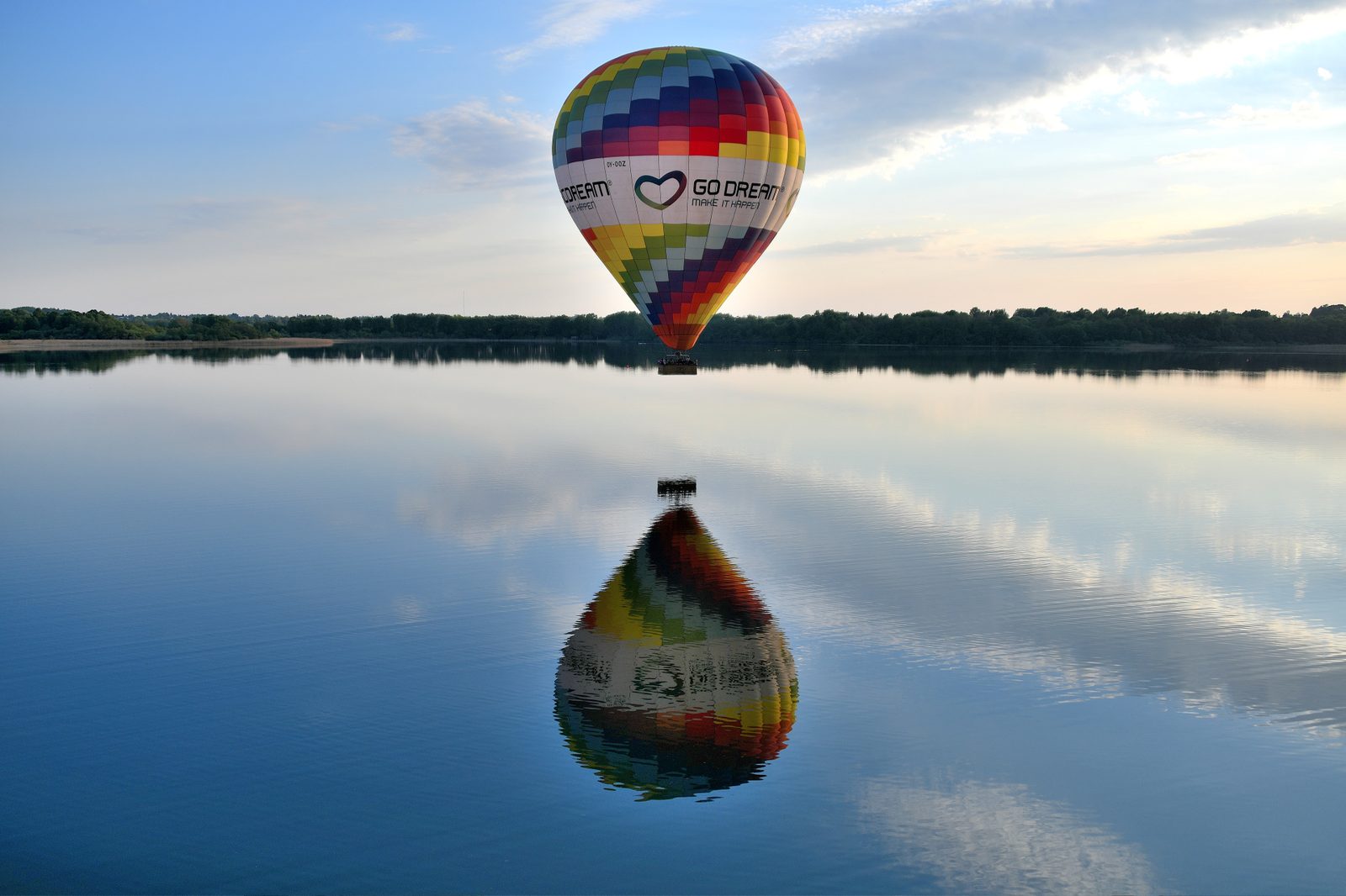 Luftballon spejlet i en sø