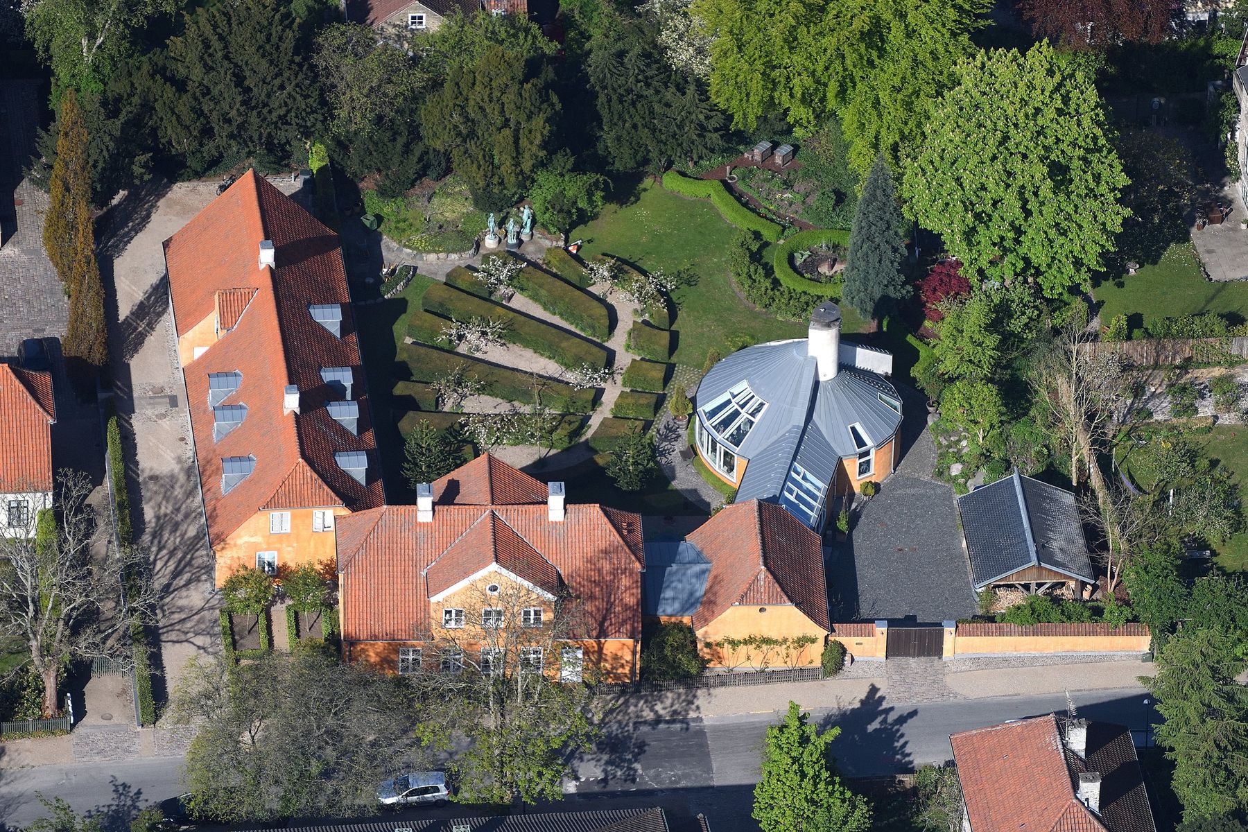 Samme villa fotograferet fra fly
