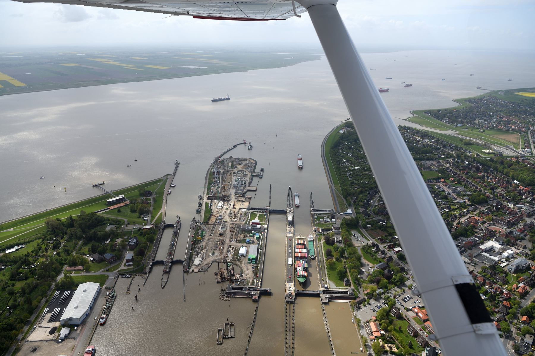 Byggeplads ved sluse set fra fly