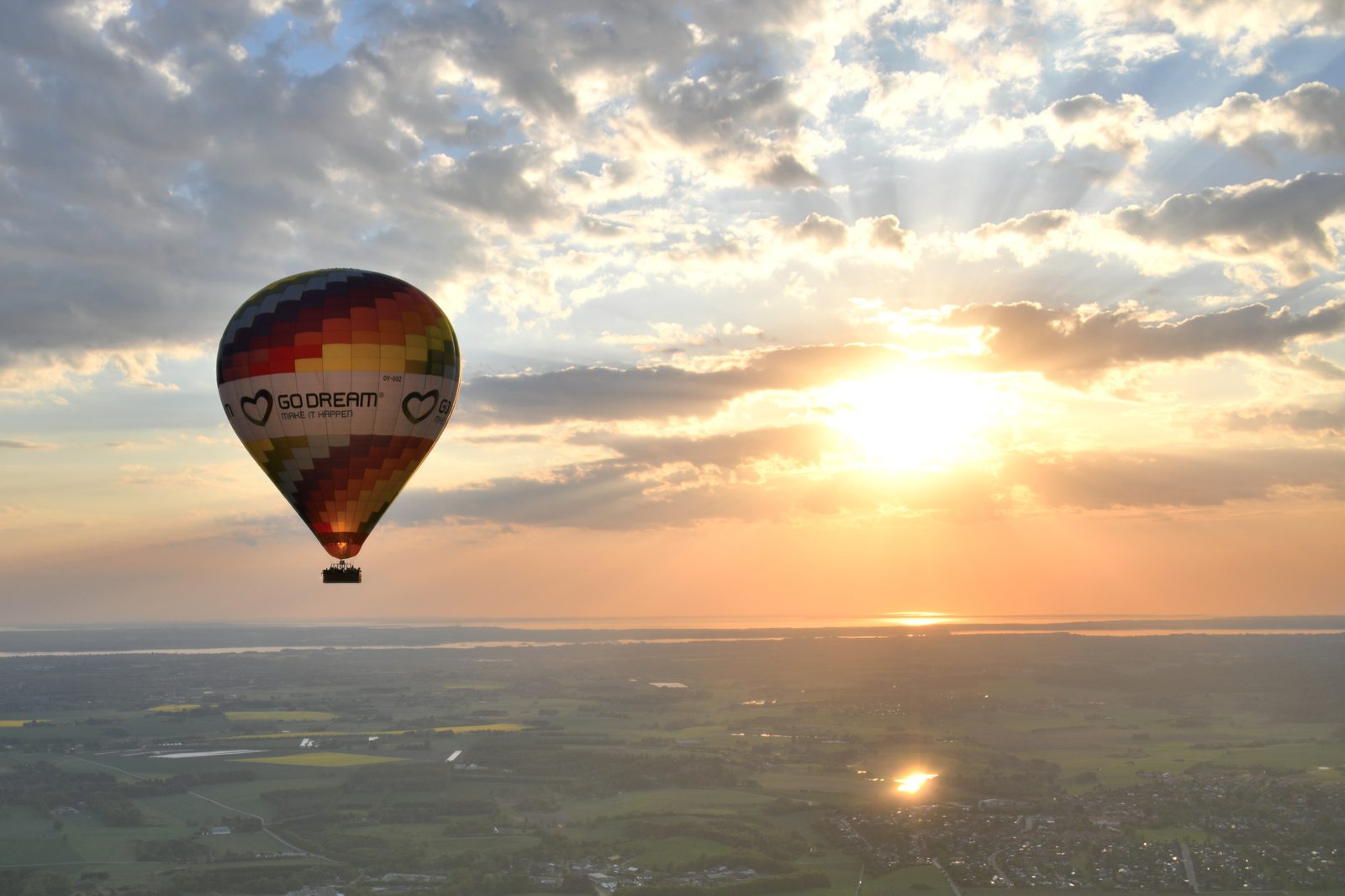 Luftballon ved solopgang over Sjælland