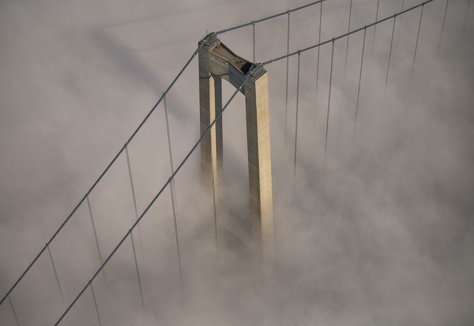 Storebæltsbroens pylon i tåge