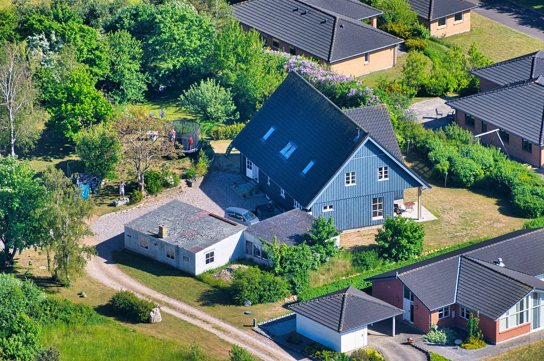 Villa med have set fra luften